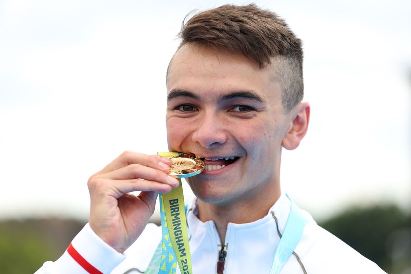 Alex Yee of Team England with his gold medal