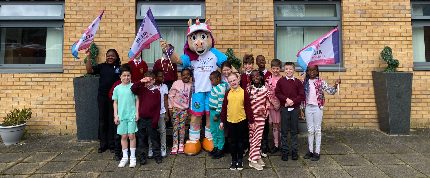 Finnie with pupils from St Ninnian's Primary School, Glasgow