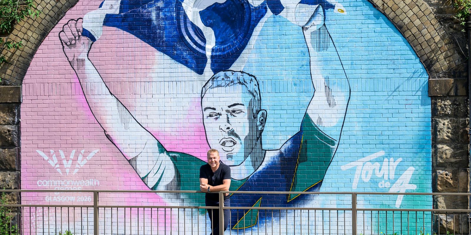 Sir Chris Hoy unveils Glasgow mural to make Glasgow 2026 x Tour de 4 partnership
